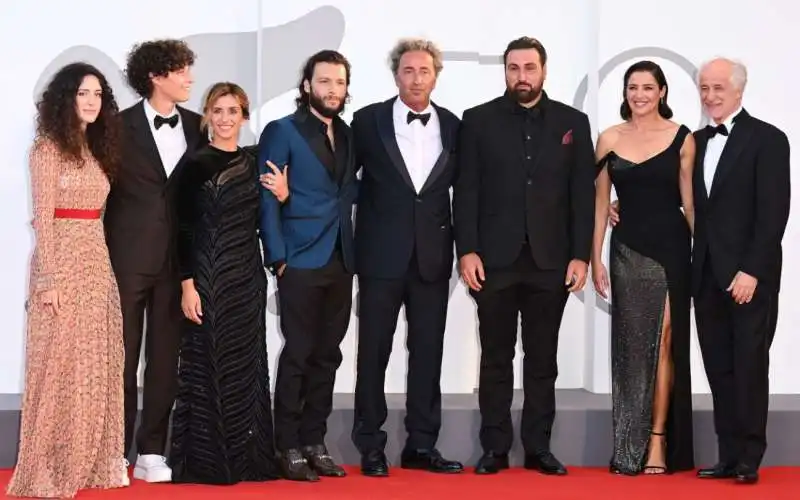 paolo sorrentino con il cast di e' stata la mano di dio