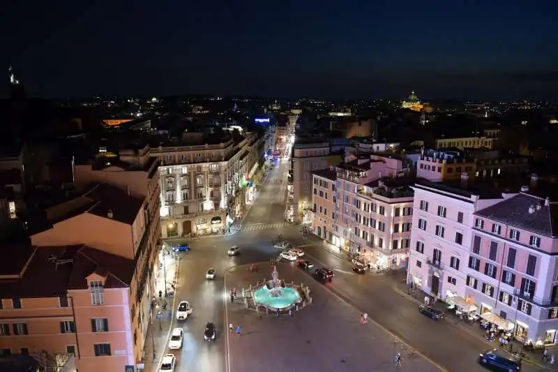 piazza barberini e via del tritone visti dalla terrazza dell hotel bernini