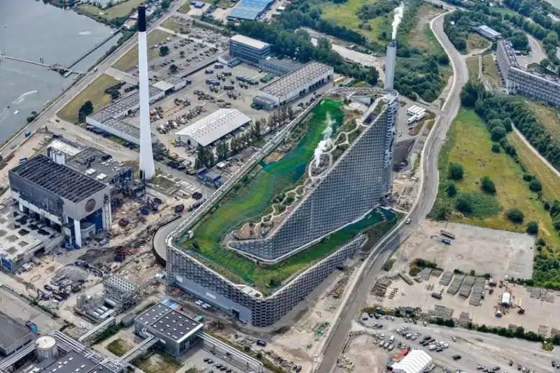 Pista da sci su centrale elettrica