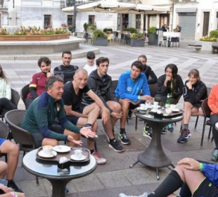 renzi con i ragazzi della scuola di politica