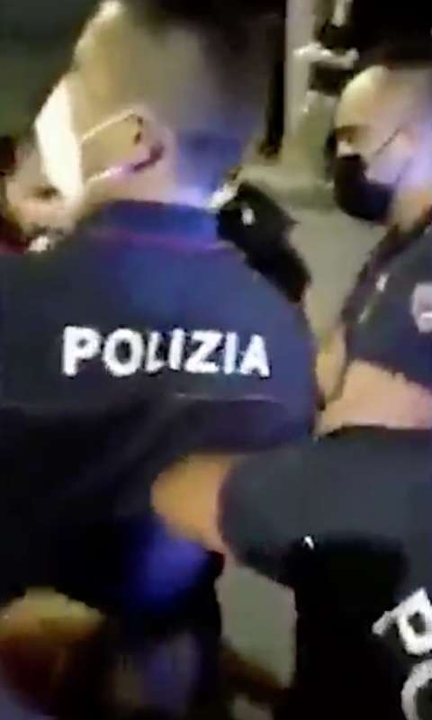 rissa a pescara tra no vax no mask e polizia 1