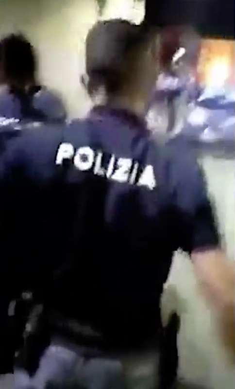 rissa a pescara tra no vax no mask e polizia 6