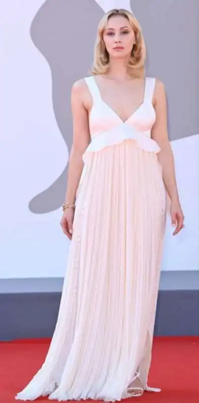 sarah gadon in chloe