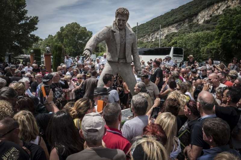 statua johnny hallyday 4