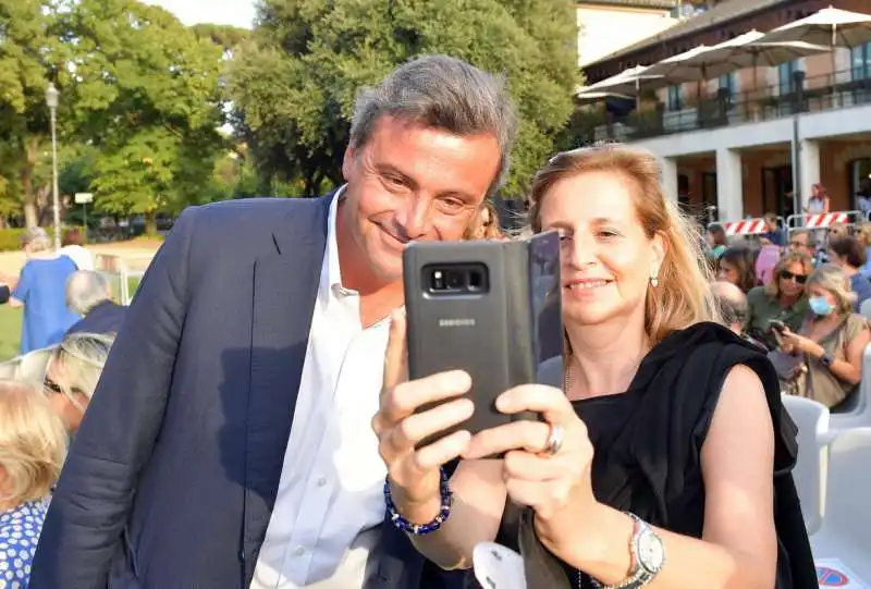 un selfie con carlo calenda  foto di bacco