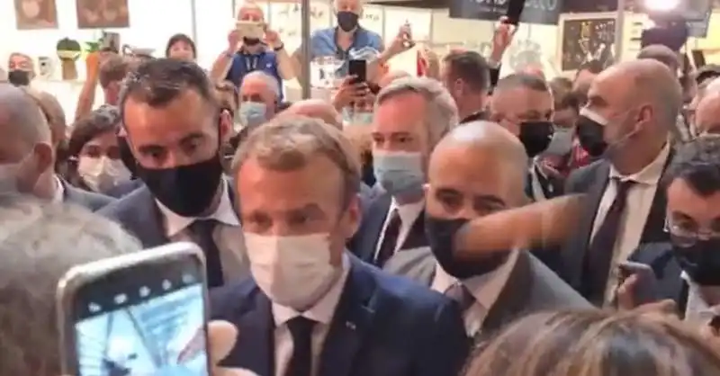 un uovo lanciato contro emmanuel macron 1