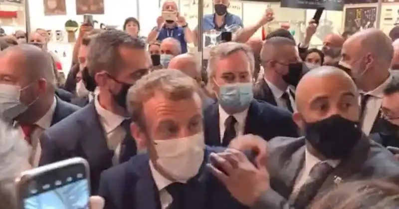 un uovo lanciato contro emmanuel macron 3