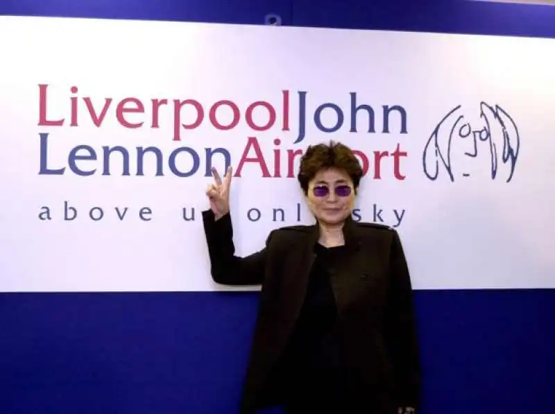 YOKO ONO AL JOHN LENNON AIRPORT DI LIVERPOOL