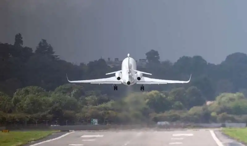 aereo con sette reali parte per balmoral