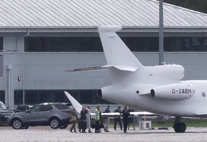 aereo con sette reali parte per balmoral copia