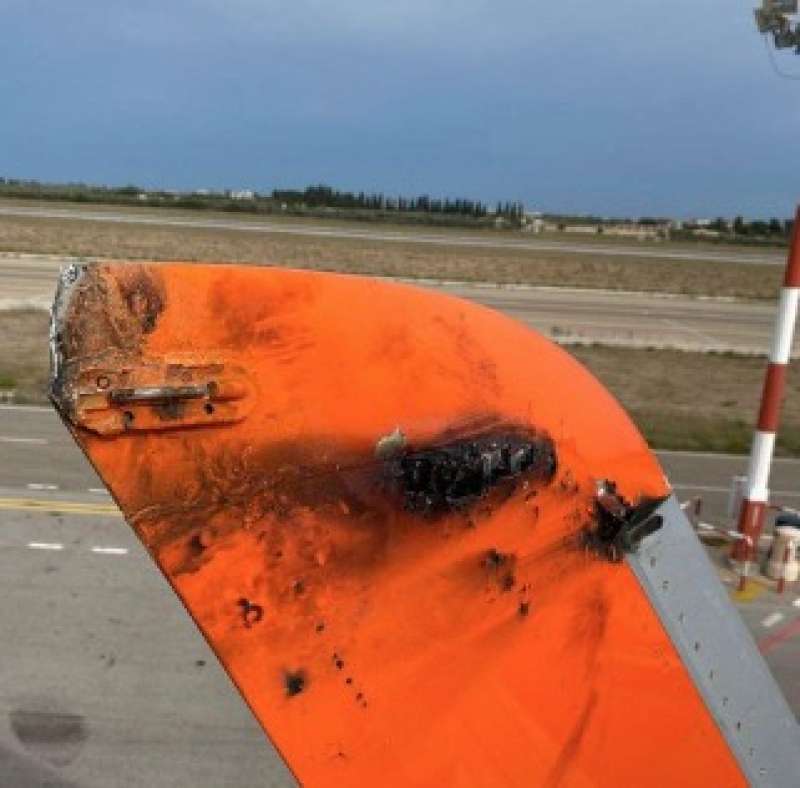 aereo easyjet colpito da un fulmine