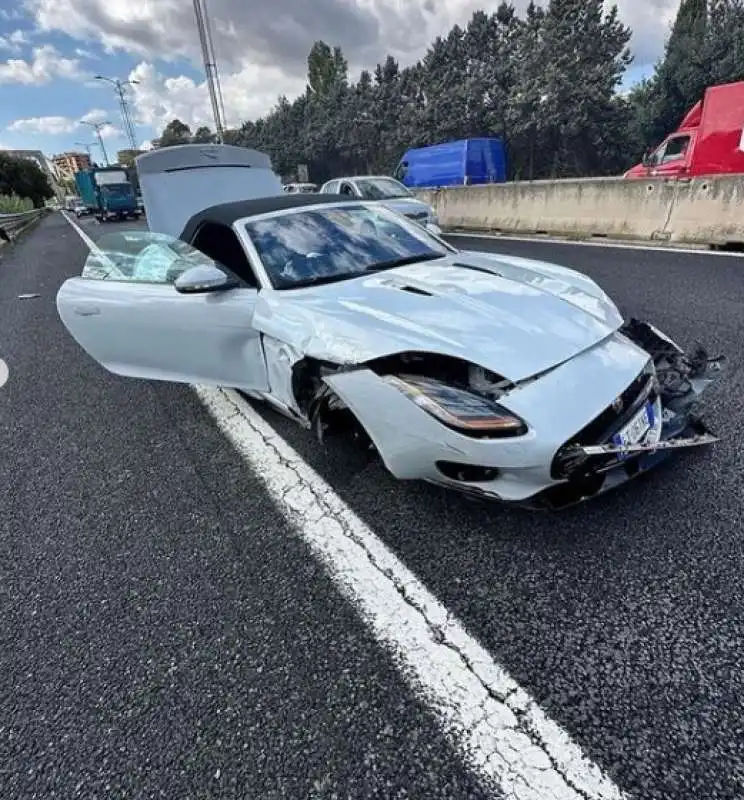 algero corretini si schianta con la jaguar 12