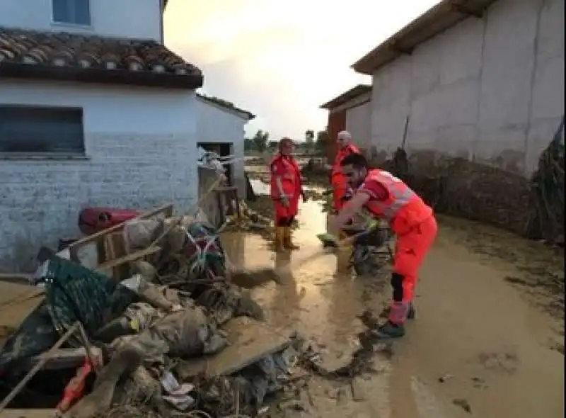 alluvione marche volontari