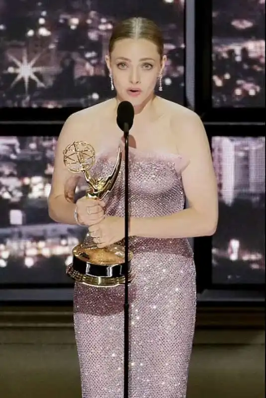 amanda seyfried   emmy 2022   2