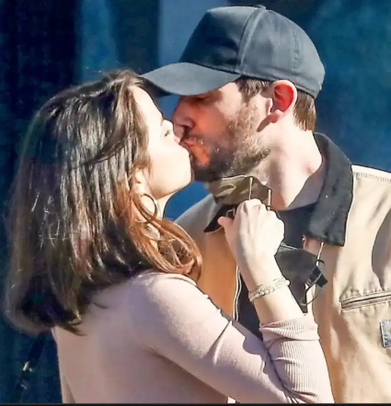 ana de armas e paul boukadakis