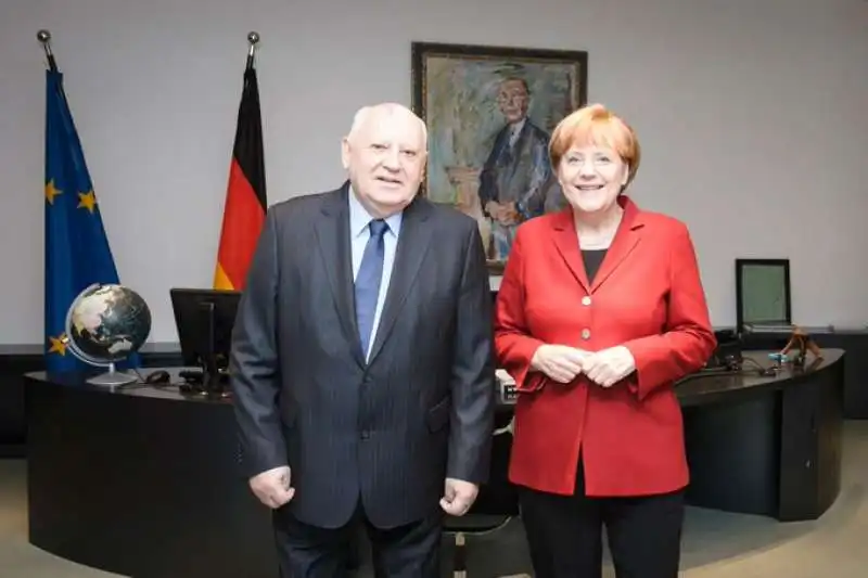 angela merkel e mikhail gorbaciov 2