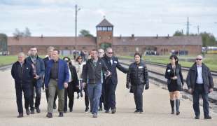 arnold schwarzenegger visita auschwitz 3