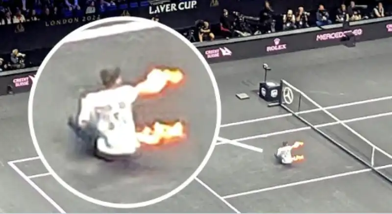 ATTIVISTA SI DA' FUOCO ALLA LAVER CUP