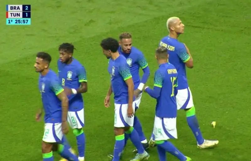 BANANA LANCIATA CONTRO RICHARLISON 