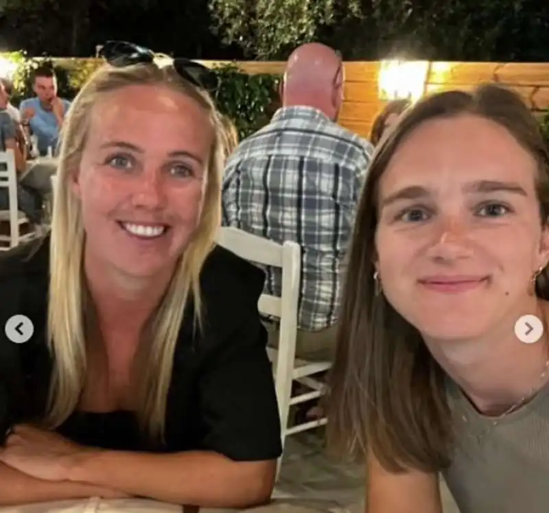 beth mead vivianne miedema 1