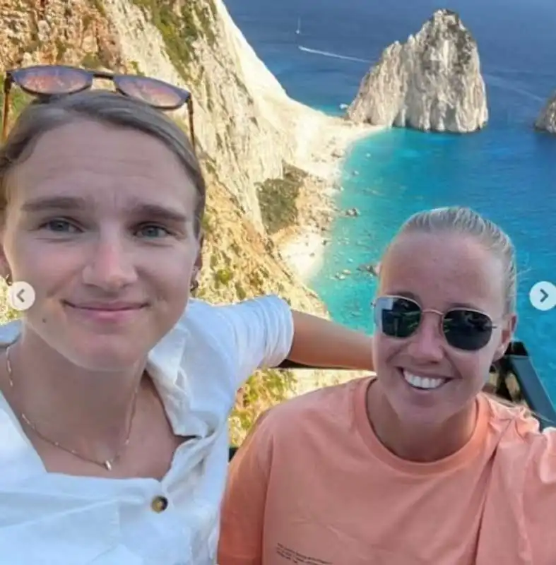 beth mead vivianne miedema 2