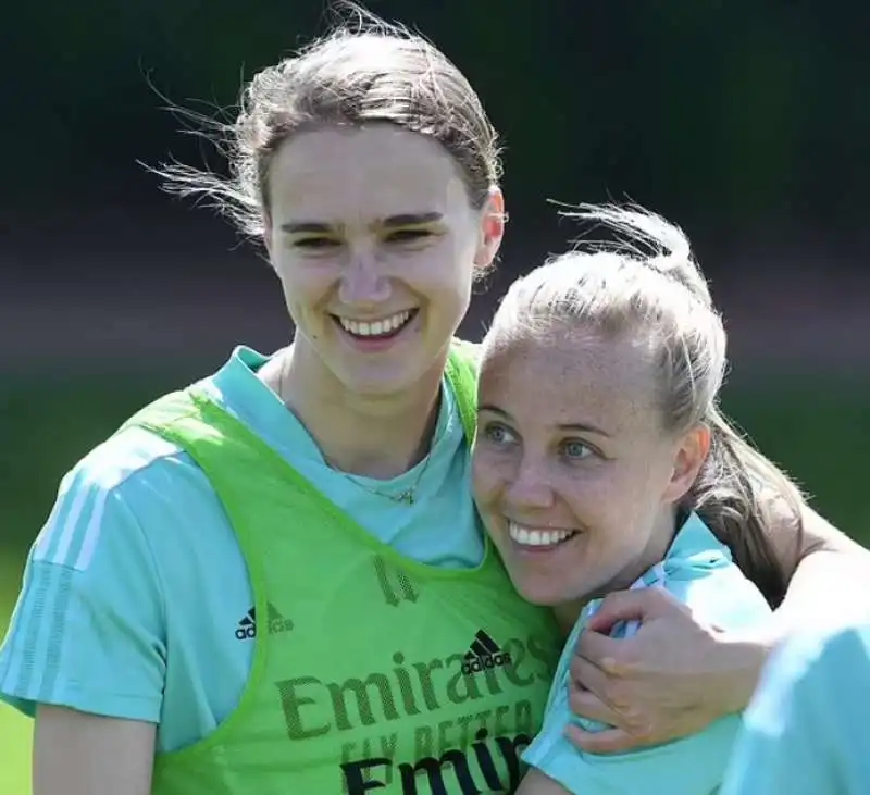 beth mead vivianne miedema 4