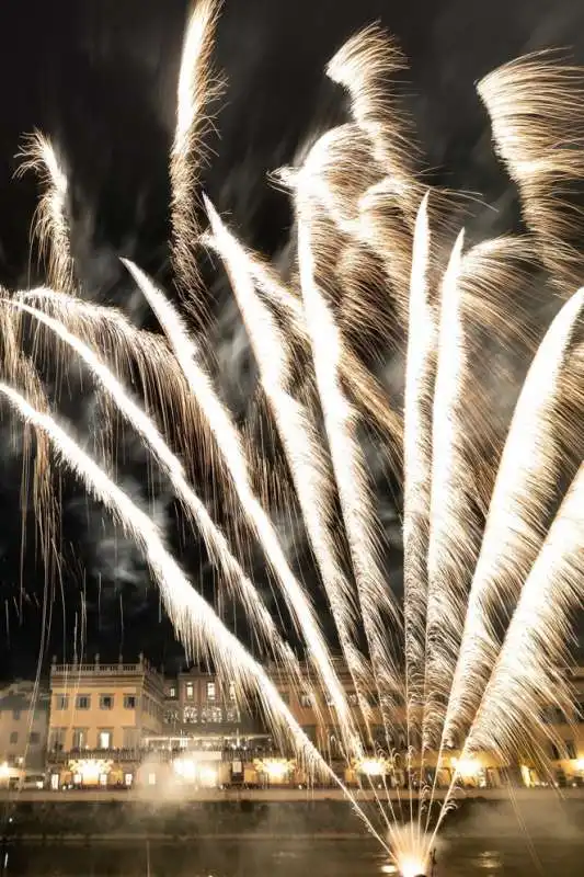 biennale antiquariato 2022   fuochi d'artificio in arno foto massimo sestini  2