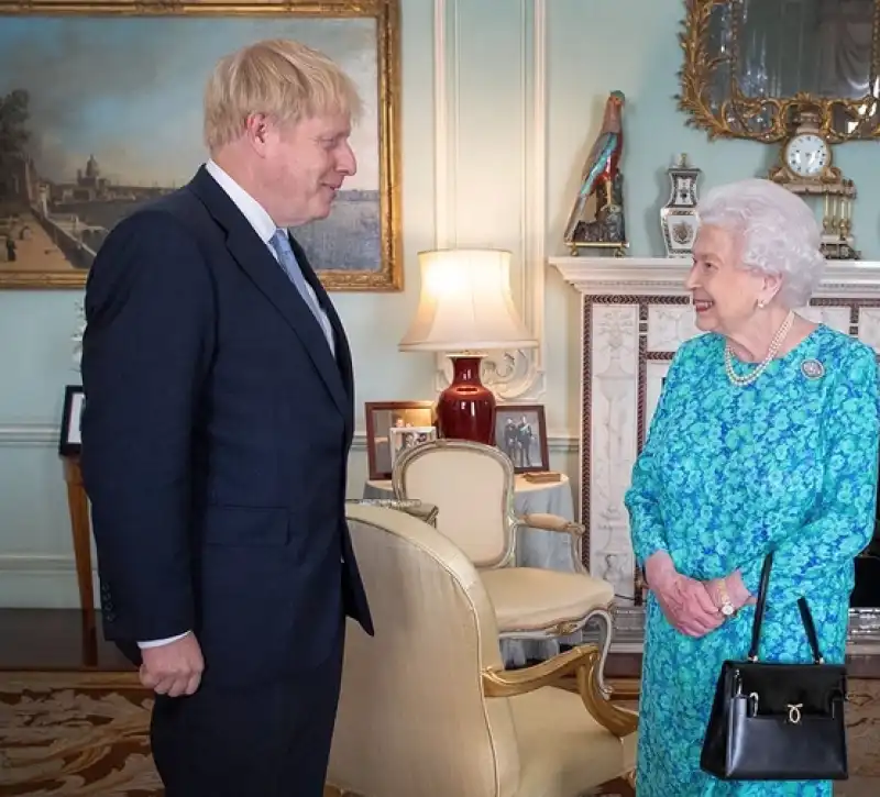 BORIS JOHNSON REGINA ELISABETTA