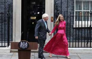 boris johnson trascina la moglie carrie 1