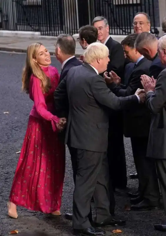 boris johnson trascina la moglie carrie 5