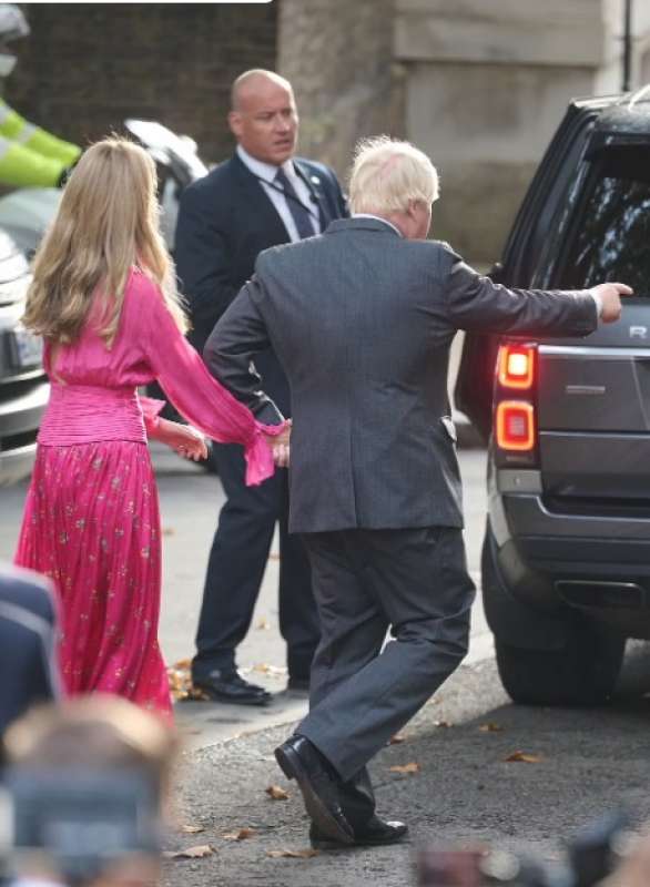 boris johnson trascina la moglie carrie 7