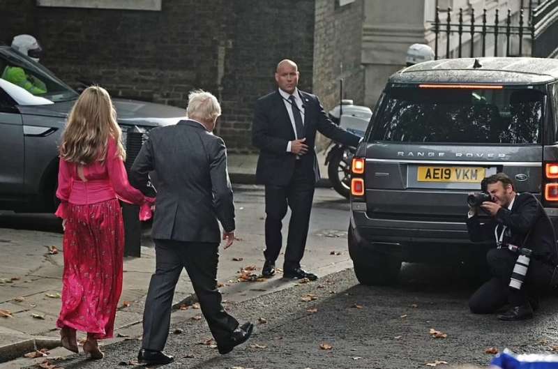 boris johnson trascina la moglie carrie 8