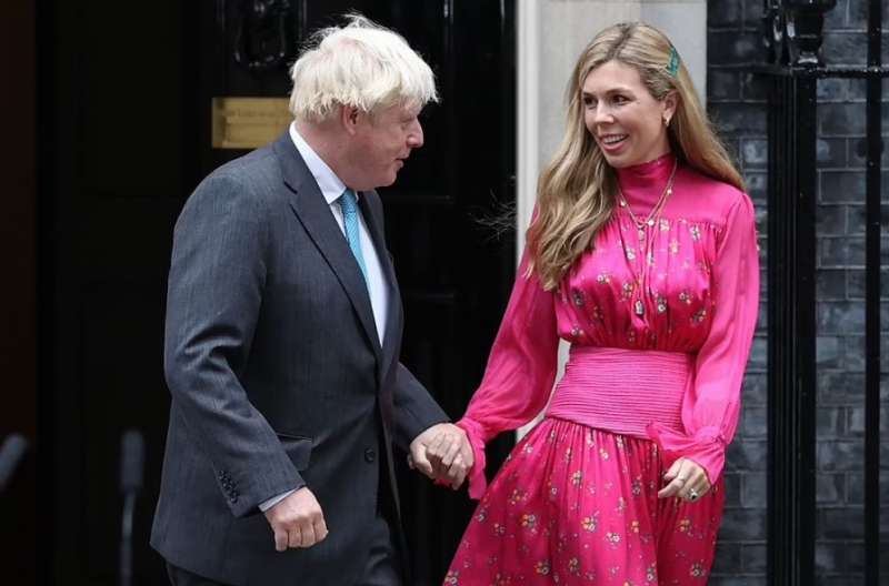 boris johnson trascina la moglie carrie 9