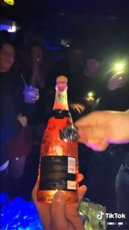 champagne sciabolato con il rolex