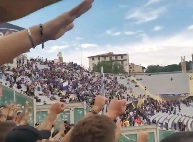 cori antisemiti di tifosi juventini a firenze 