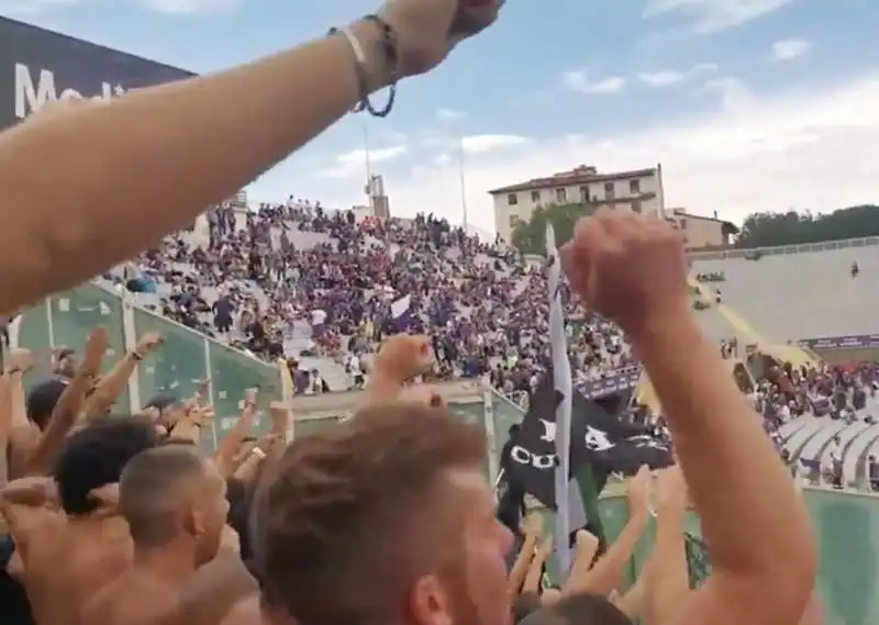 cori antisemiti di tifosi juventini a firenze 