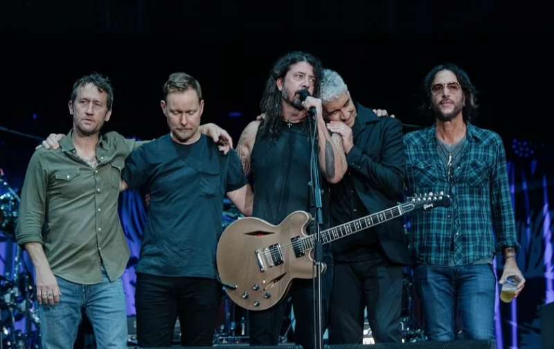 dave grohl si commuove al concerto tributo per taylor hawkins