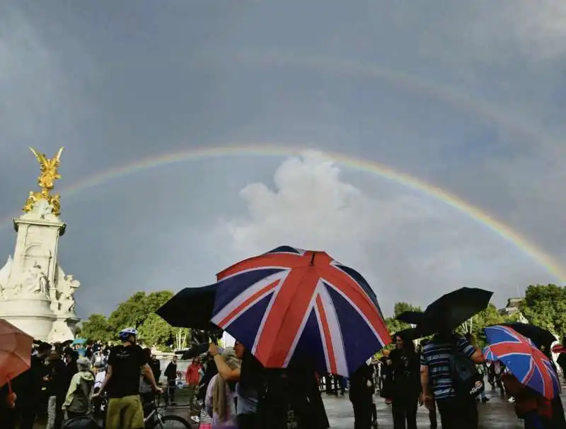 doppio arcobaleno a londra per la morte della regina 