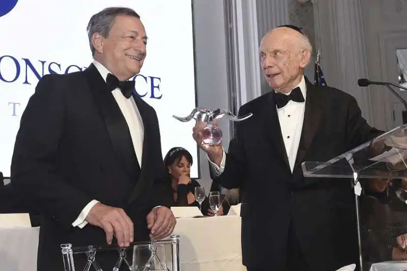 DRAGHI RICEVE IL PREMIO COME STATISTA DELL ANNO