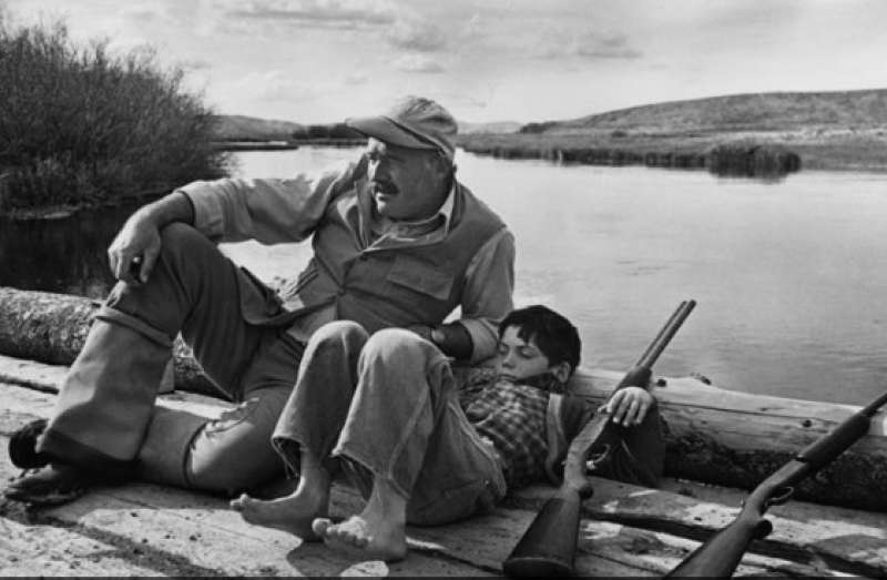 ernest hemingway con il figlio gregory