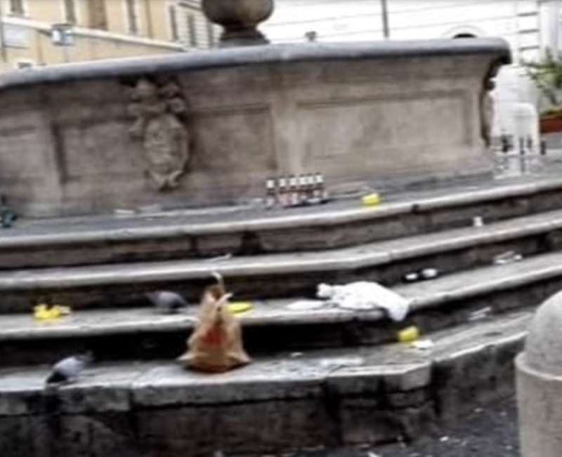 fontana dei catecumeni con spazzatura