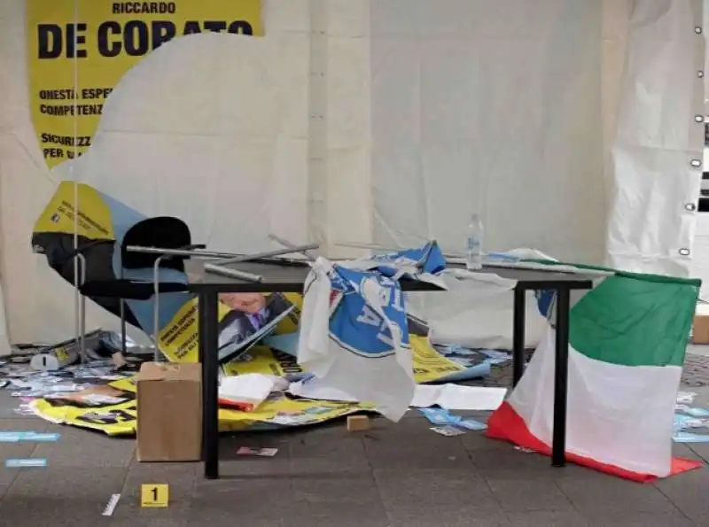 gazebo di fratelli ditalia distrutto a milano   5