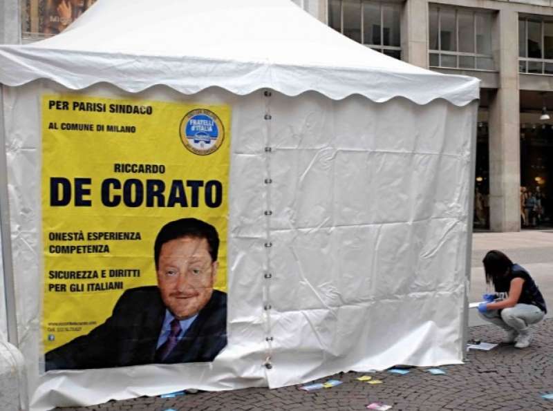 gazebo di fratelli ditalia distrutto a milano 7