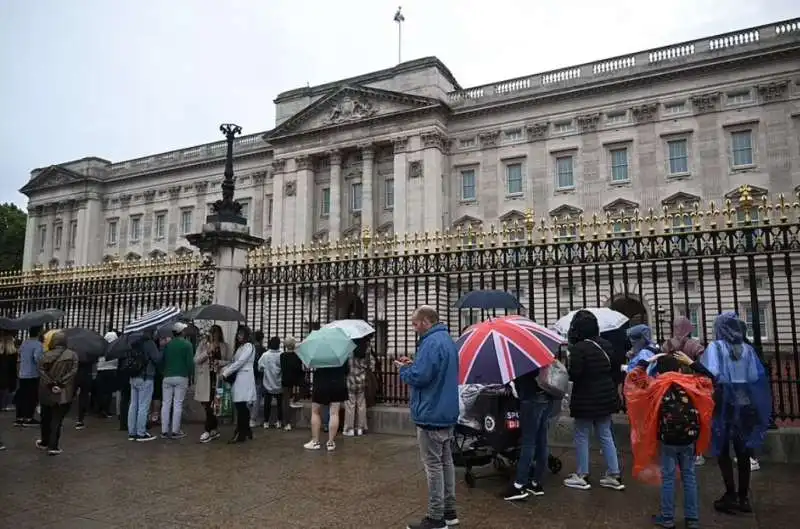 gente davanti buckingham palace