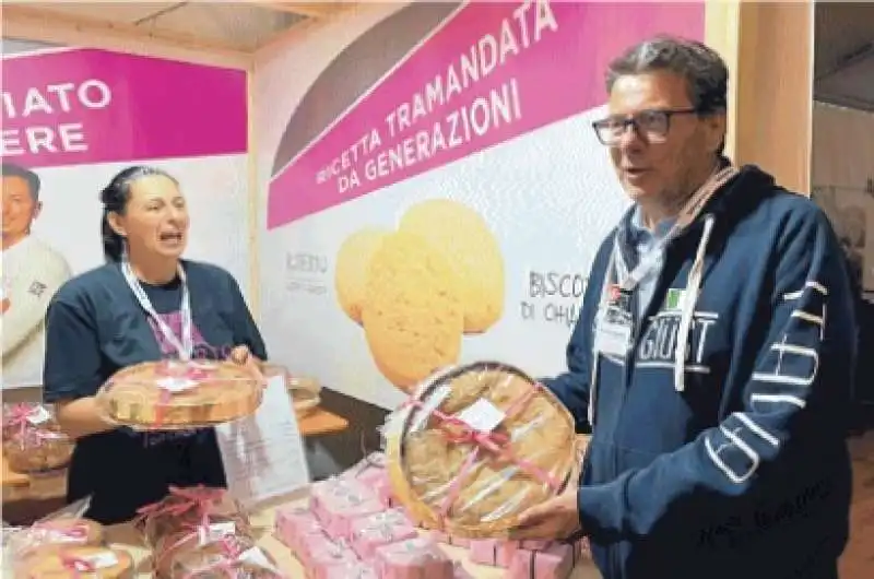 GIANCARLO GIORGETTI ACQUISTA UNA TORTA TIPICA DELLA VALTELLINA 