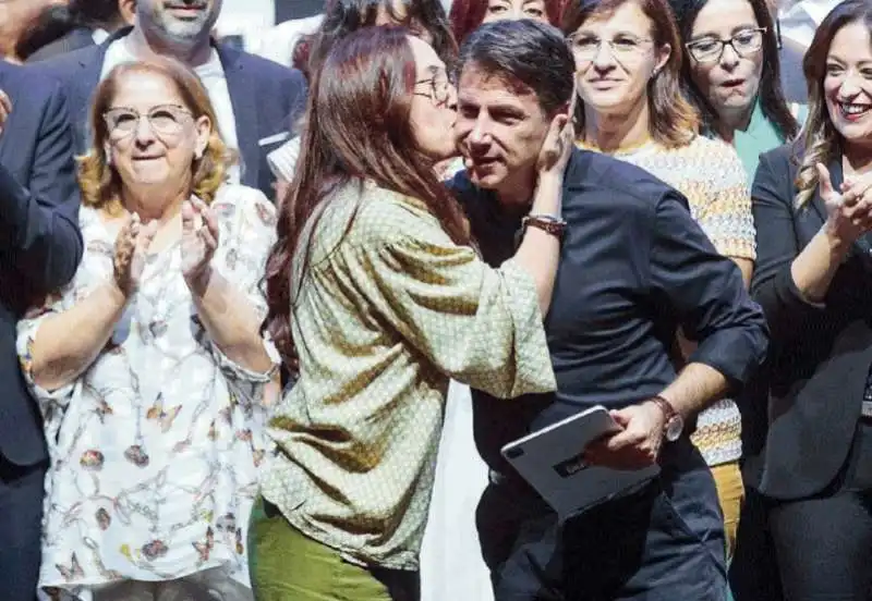 GIUSEPPE CONTE BEATO TRA LE DONNE