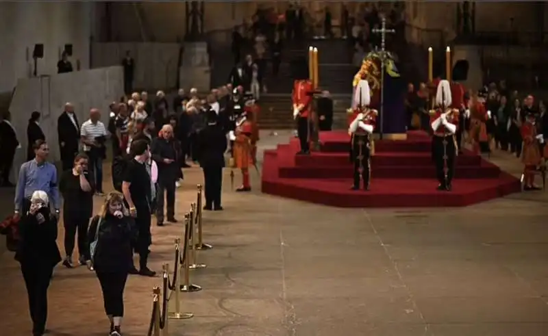 guardia sviene durante la veglia funebre della regina elisabetta   2