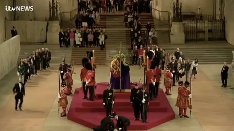 guardia sviene durante la veglia funebre della regina elisabetta   3