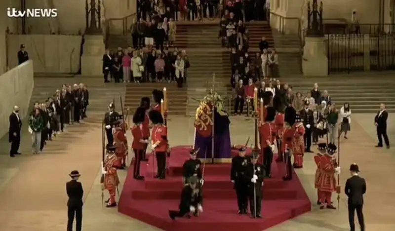 guardia sviene durante la veglia funebre della regina elisabetta   4