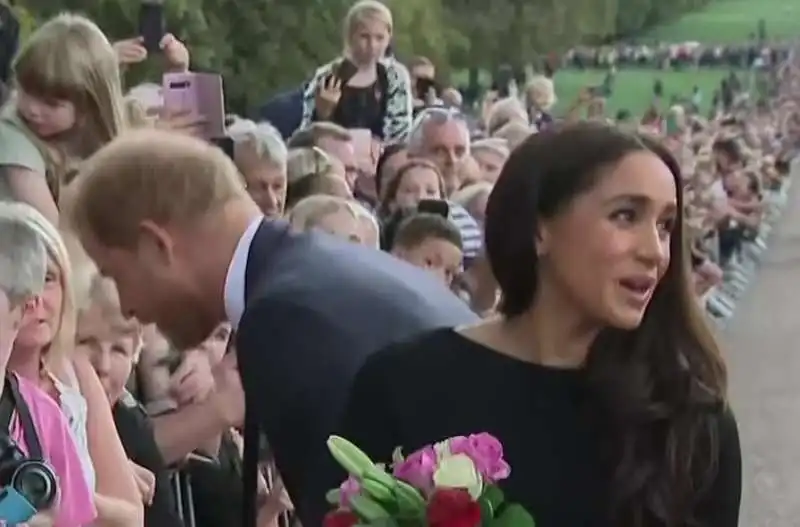 harry e meghan salutano  